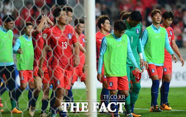 한국 선수들이 0-0으로 이란과 비긴 뒤 고개를 떨구며 그라운드를 떠나고 있다.
