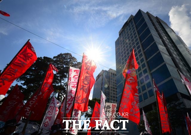 서울중앙지법 민사합의41부(권혁중 부장판사)는 이날 오전 10시 기아차 통상임금 청구 소송 1심 선고 재판에서 회사는 원금 3126억 원과 이자 1097억 원 등 모두 4223억 원을 지급하라며 원고 일부 승소 판결했다. /배정한 기자