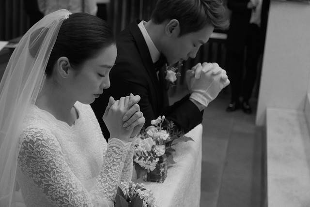 우리 행복하게 살게요. 김태희와 비는 서울 종로구 가회동 성당에서 혼배미사를 통해 부부가 됐다. /레인컴퍼니 제공
