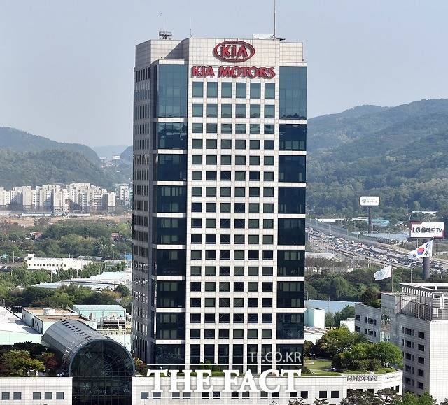 기아자동차가 31일 진행된 통상임금 소송 1심 재판에서 재판부가 원고 일부 승소 판결을 내린 것과 관련해 즉시 항소해 법리적 판단을 다시 구할 것이라고 밝혔다. /더팩트 DB