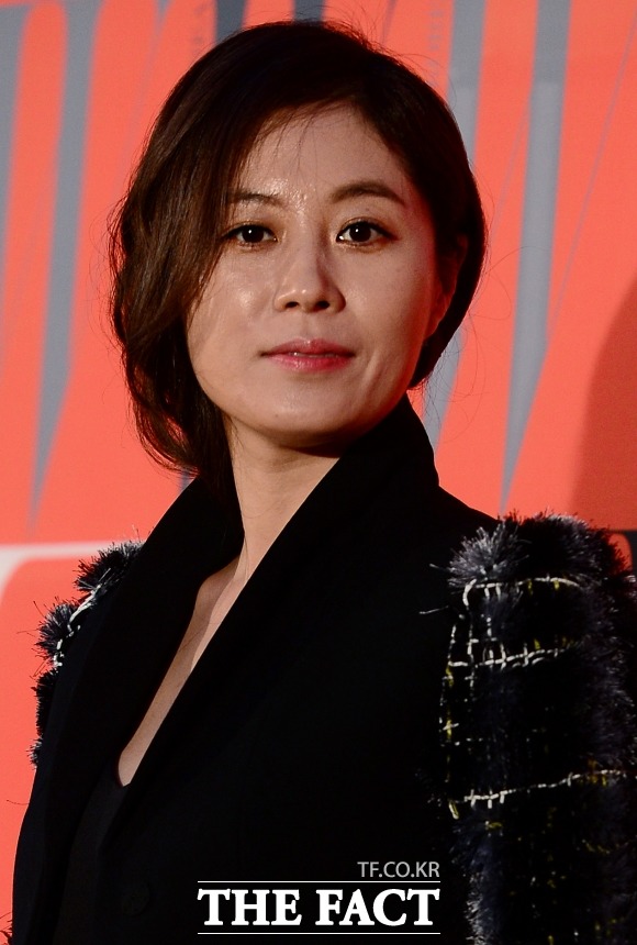 배우 문소리가 감독 명함도 얻었다. 문소리는 자신이 연출한 옴니버스 단편영화 3개를 합쳐 여배우는 오늘도를 개봉한다. /더팩트 DB