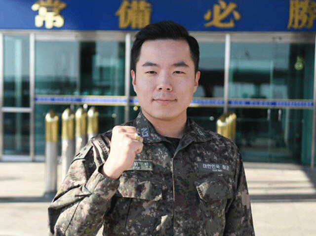 지난해 12월 서울역에서 의식을 잃은 시민을 응급처치로 구조한 해군작전사령부 소속 반휘민 중위. /LG 제공