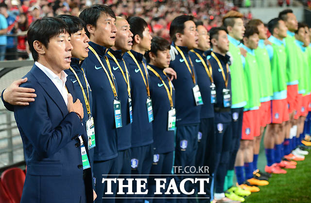 한국 신태용 감독과 코칭스태프, 선수들이 애국가를 부르고 있다.