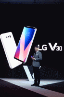  [TF초점] '갤노트8' 경쟁작 'V30' 베일 벗었다…LG전자 스마트폰 구원투수 될까