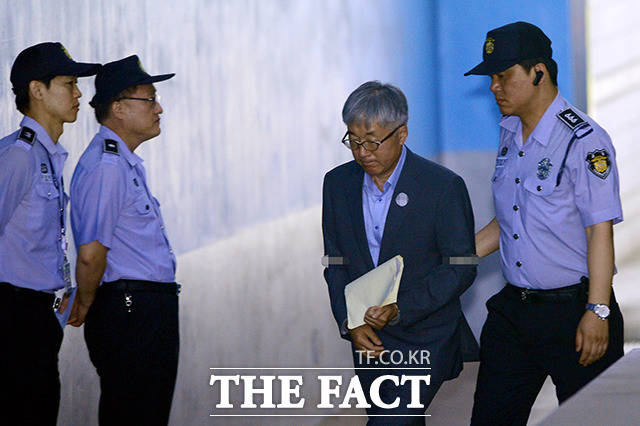 3일 특검은 문화계 블랙리스트 작성 혐의로 기소된 김종덕 전 문체부 장관에게 징역 5년을 구형했다. 김 전 장관이 지난달 19일 서울중앙지방법원에서 열린 공판에 참석하기 위해 법정으로 들어서고 있다. /남용희 기자