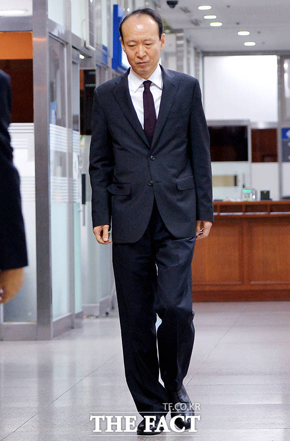 국회증언감정법 위반 혐의를 받고 있는 이재만 전 총무비서관이 1일 오전 서울중앙지방법원에서 열리는 첫 공판에 출석하고 있다.