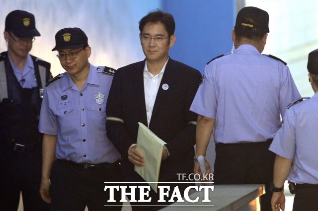 박영수 특별검사팀은 이날 재판에서 박근혜 전 대통령의 비선 실세 최순실 씨에 대한 증인신문이 예정된 오는 26일 기일에서 박 전 대통령을 소환, 두 사람에 대한 신문을 모두 진행하자고 제안했다.