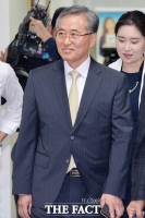 [TF포토] 미소 띠며 법정 나오는 추명호 전 국정원 국장