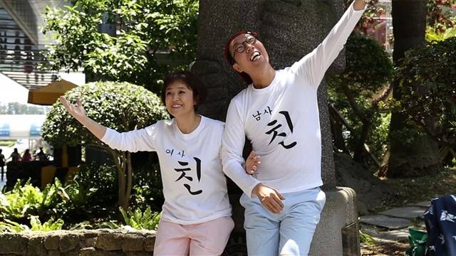 개그맨 송은이와 김영철(오른쪽)은 종합 편성 채널 JTBC 예능 프로그램 님과 함께2-최고의 사랑에서 가상 부부로 활약하고 있다. /JTBC 제공