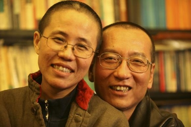 지난 13일 간암으로 세상을 떠난 중국의 인권운동가 류샤오보는 노동교화소에 갇혀 있던 1996년 시인이자 화가, 사진작가로 활동하던 류샤와 옥중 결혼했다.  /서울신문 제공
