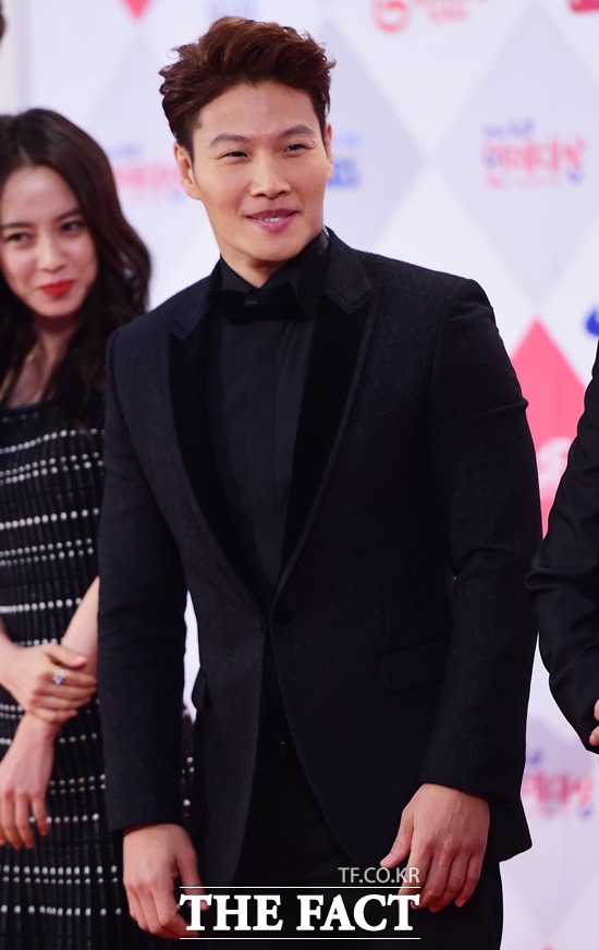 김종국은 이종혁에 이어 등장한 뒤, 김종국이 교탁에 팔을 기대고 있자 책상에서 팔 안 떼나라며 도발했다. /더팩트 DB