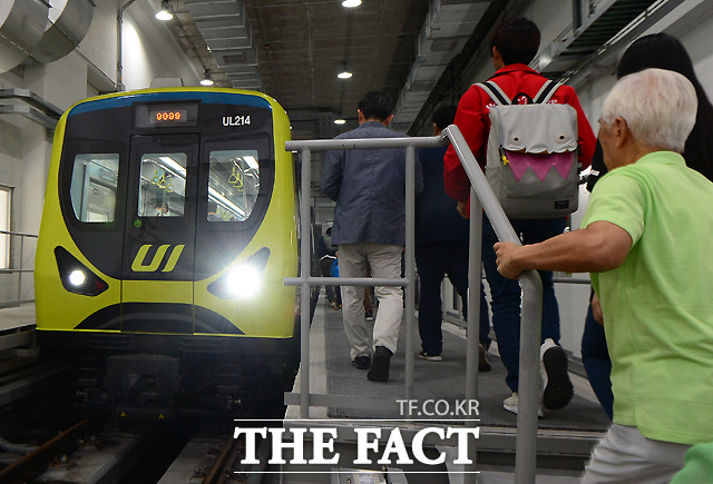 서울 강북구 우이동과 동대문구 신설동을 잇는 우이-신설 경전철이 2일 개통한 가운데, 시민들이 경전철을 시승하고 있다.