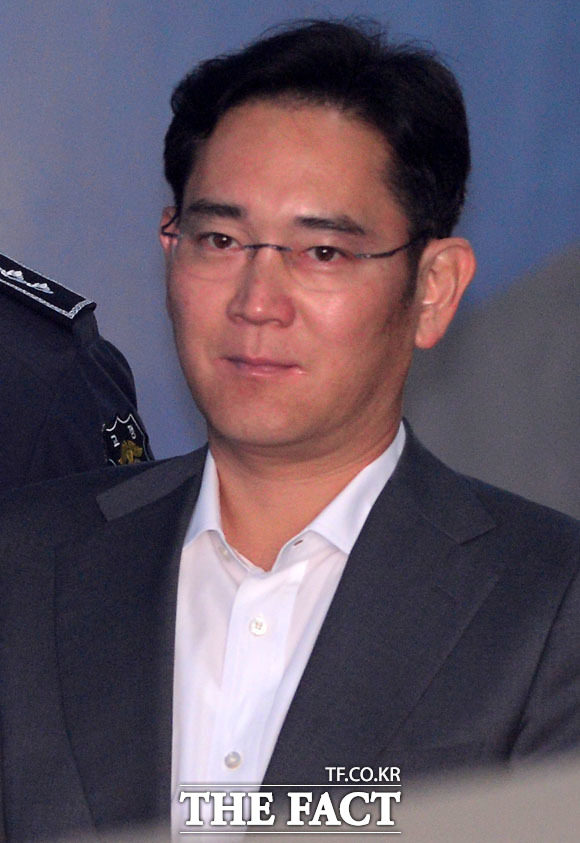 박근혜 전 대통령은 이재용(사진) 삼성전자 부회장의 경영권 승계 지원 등을 대가로 뇌물을 받은 혐의를 받고 있다. /남윤호 기자