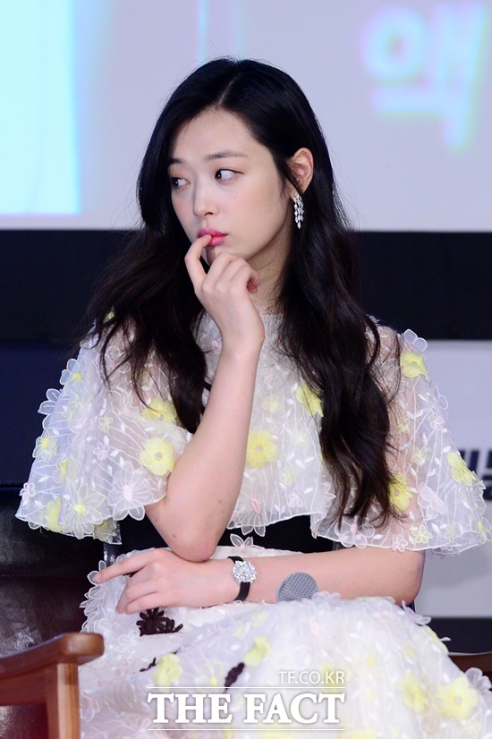 설리의 하트 문신이 또 다시 논란과 함께 누리꾼들의 추측으로 이어졌다. 사진은 설리가 영화 리얼 쇼케이스에 참석한 모습. /남용희 기자