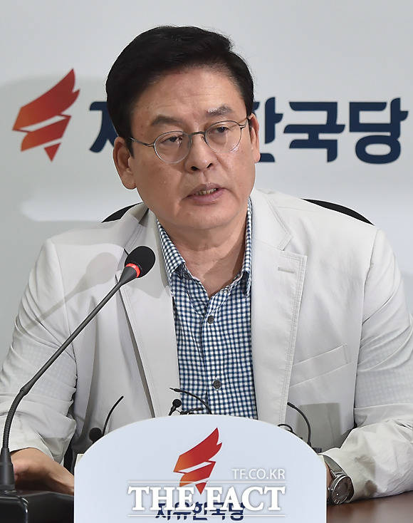 정우택 자유한국당 원내대표가 3일 오후 서울 여의도 국회에서 북한의 6차 핵실험과 관련해 긴급 원내대책회의를 열고 모두 발언을 하고 있다.