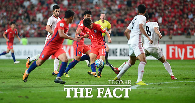 엉망이 된 그라운드 위로 한국과 이란 선수들이 치열한 볼다툼을 벌이고 있다.