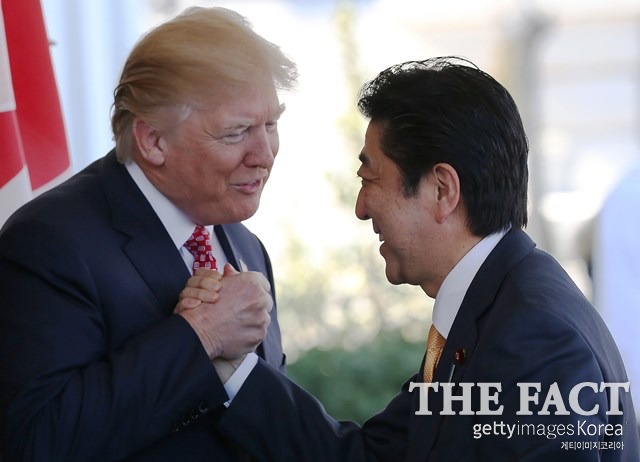 트럼프(왼쪽) 대통령의 악수 외교가 다시 주목받고 있다. 일본 아베 총리와 악수를 나누는 트럼프 대통령. /게티이미지
