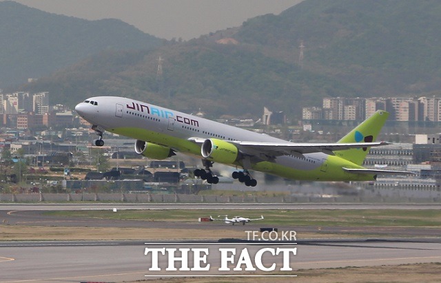 진에어가 장난스러운 기내방송으로 구설에 오르고 있다. /더팩트DB