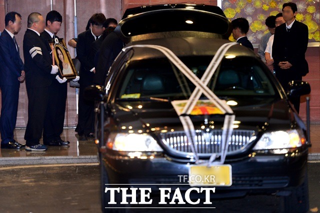 남편 김 씨는 유채영 사망 3주기를 맞아 공식 팬카페에 채영아 미안해라는 제목의 장문의 추모글도 남긴 것으로 확인돼 안타까움을 더했다. 사진은 고 유채영의 발인 당시 모습. /더팩트 DB