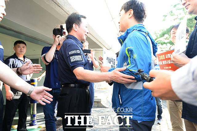 KBS 노조원들이 고대영 사장 면담을 요구하며 진입을 시도하고 있다.
