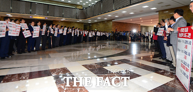 4일 국회 본회의를 앞두고 공영방송 장악 저지 피켓 시위를 펼치는 자유한국당 의원들. /국회=이새롬 기자