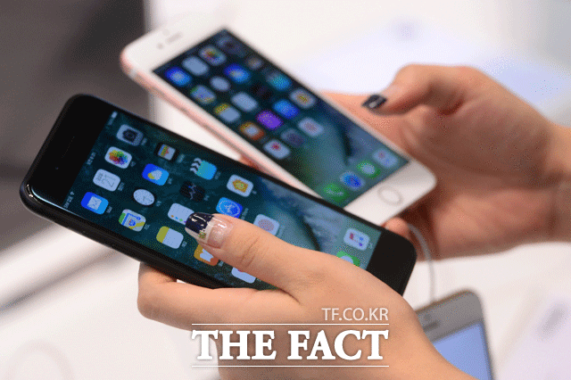 5일 IT 전문 매체 폰아레나에 따르면 애플 아이폰8의 64기가바이트 모델은 999달러(약 113만 원)일 것으로 추정된다. 사진은 지난해 출시된 아이폰7. /남윤호 기자