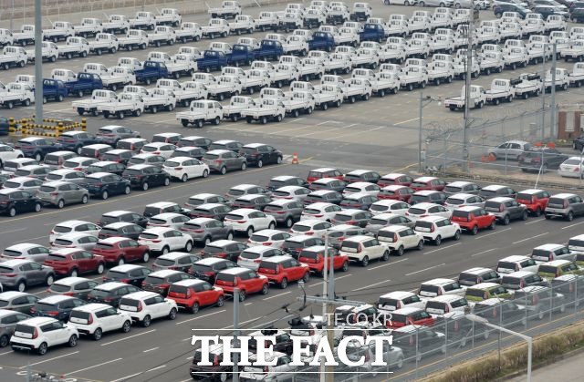 기아자동차 통상임금 소송 패소 소식에 이어 한국지엠 노조가 5일 부분파업에 돌입하면서 국내 완성차 업계에 위기감이 고조되고 있다. /더팩트 DB