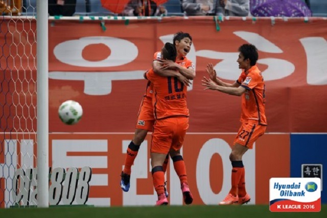 2010년 제주 유나이티드에서 활약한 구모 씨가 프로축구 승부조작 사건에 가담한 후 6년 동안 해외 도피생활을 하다 자진 귀국했다. 사진은 제주유나이티드 경기 장면. / 한국프로축구연맹 제공