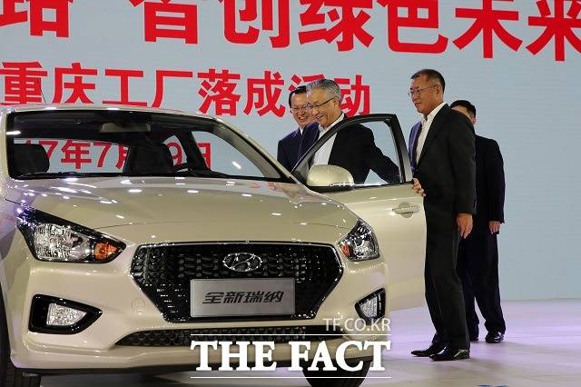 정의선 현대차 부회장은 지난 7월 충칭시 량장신구에 들어선 충칭공장 생산 기념식에 참석해 충칭시 장궈칭 시장, 충칭시 천뤼핑 부시장 겸 량장신구 주임 등 현지 핵심 인사들과 시설을 둘러봤다. /현대자동차 제공