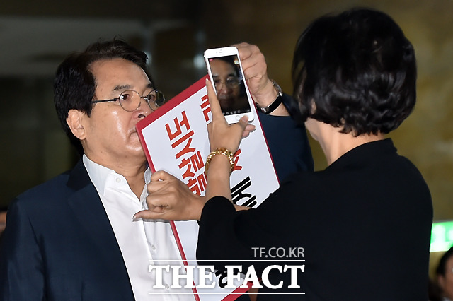 피켓 시위 중인 한국당 의원들을 손혜원 더불어민주당 의원이 촬영하자 심재철 한국당 의원이 제지하고 있다. / 국회= 이새롬 기자