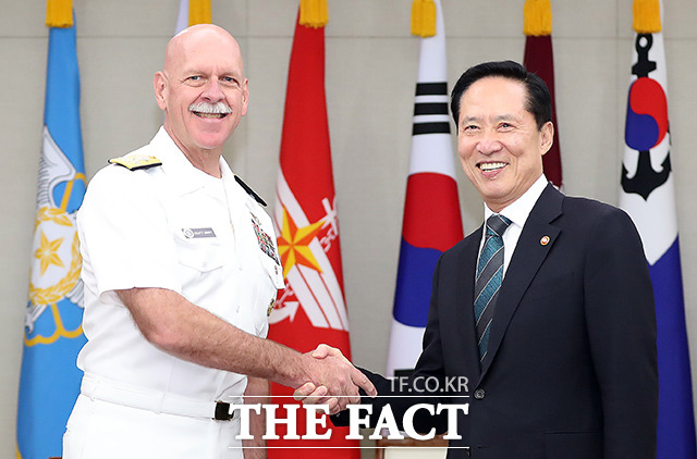 송영무 장관(오른쪽)은 5일 서울 용산구 국방부를 방문한 스콧 스위프트 미 태평양 함대 사령관을 만났다. /사진공동취재단