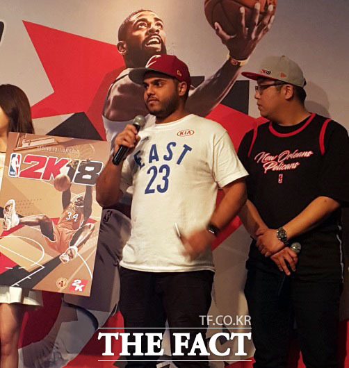 이시와하랄 로한 2K 아시아 브랜드 매니저가 NBA2K18 세계 게임대회를 설명하고 있다. 그의 티셔츠 상단에 붙은 기아자동차 로고가 눈에 띈다.