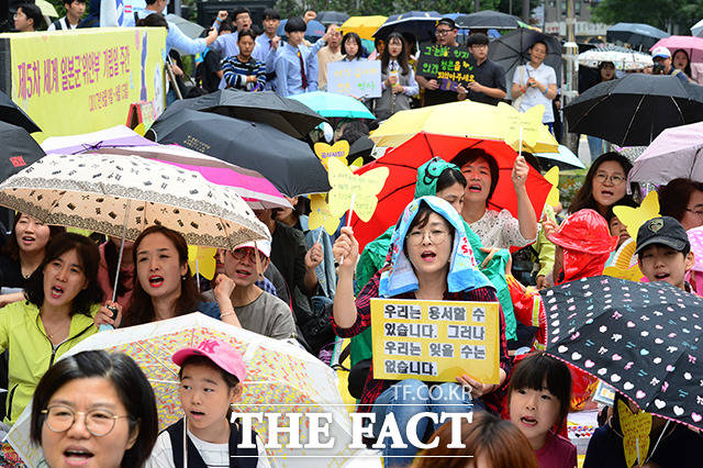 일본군 위안부 문제 해결을 위한 제1299차 수요집회가 6일 오후 서울 종로구 일본대사관 앞에서 열린 가운데 참가자들이 노란 나비 부채를 흔들며 구호를 외치고 있다.