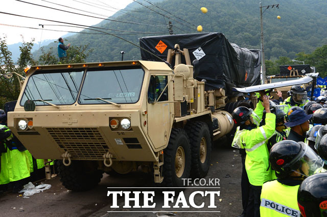 7일 오전 경북 성주군 초전면 소성리 마을회관 앞에 사드(THAAD·고고도미사일방어체계) 발사대 4기가 추가 배치를 수송되는 가운데 사드 배치 반대 시위 참가자들이 물병과 참외를 던지고 있다./성주=이덕인 기자