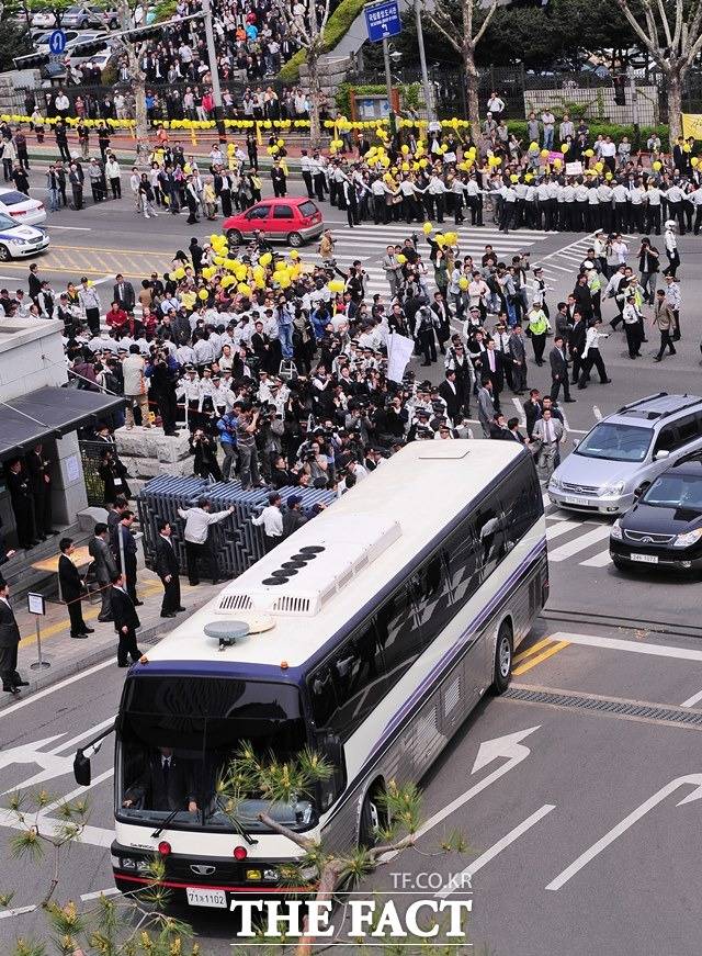 2009년 4월30일 포괄적 뇌물수수 혐의로 대검찰 조사를 받기 위해 봉하마을을 출발한 노무현 전 대통령의 차량이 대검찰청안으로 들어서고 있다. /공동취재단