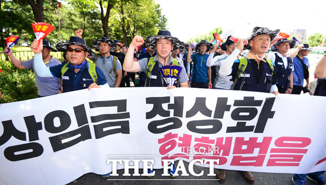 사진은 현대·기아차 노조가 지난달 22일 오후 서울 서초구 양재동 현대기아자동차 본사 사옥 앞에서 대규모 상경 투쟁대회를 열고 사측에 사회적 교섭에 나설것을 요구하고 있다. /배정한 기자