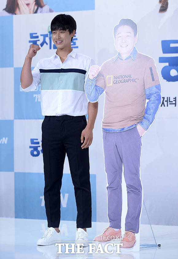 기동민 더불어민주당 의원(오른쪽)의 아들 대명 씨가 tvN 예능프로그램 둥지탈출 제작발표회에 참석해 포즈를 취하고 있다. /임세준 기자