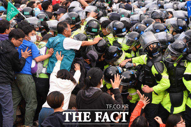 경북 성주 주민들과 경찰들이 충돌을 빚고 있다./성주=이덕인 기자