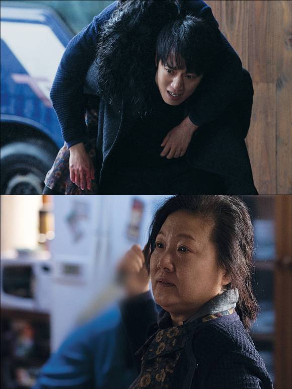 김래원은 희생부활자에서 7년 전 엄마를 잃은 검사 진홍을 연기한다. 김해숙은 7년 전 강도 사건으로 사망했지만 희생부활자로 되살아난 명숙으로 분했다. /영화 희생부활자 스틸