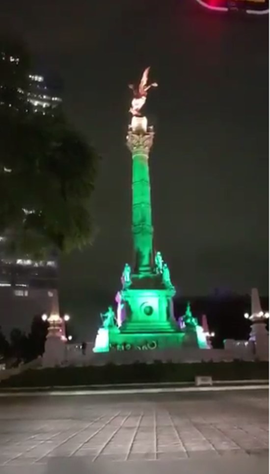 멕시코 현지시간으로 7일 오후 11시49분쯤 규모 8.1의 강진이 발생한 가운데 진원에서 1000km 떨어진 멕시코시티의 멕시코독립기념탑이 지진의 여파로 흔들리고 있다. /유튜브 캡처