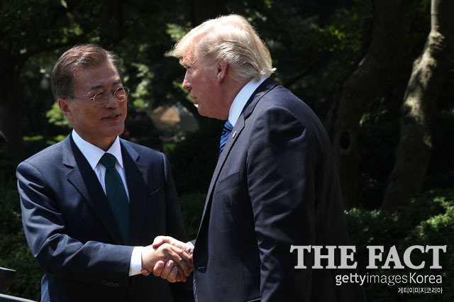 문재인(왼쪽 두 번째) 대통령고 도널드 트럼프 미국 대통령은 지난 6월 30일(현지 시각) 백악관에서 정상회담을 가진 뒤 공동언론 발표에서 양국은 북핵 해결에 공감대를 이뤘다고 밝혔다./게티 이미지 제공