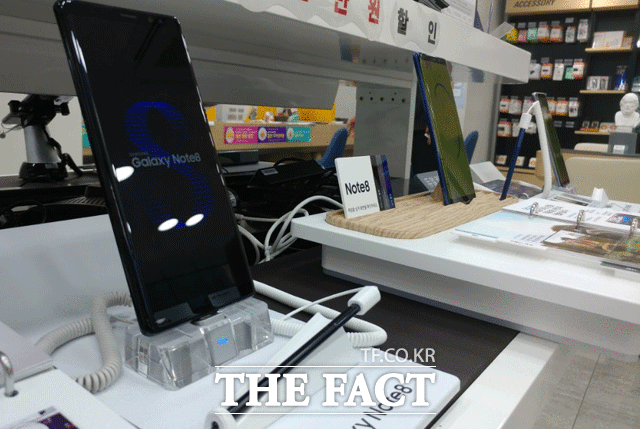 8일 이동통신 업계에 따르면 삼성전자 갤럭시노트8 예약 판매가 시작된 7일 총주문량이 39만5000대를 기록했다. /이성락 기자
