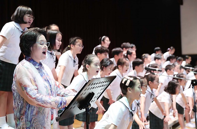 김정숙 여사가 지난 7월 13일 전주교대 군산부설초등학교를 방문해 아이들과 함께 합창 공연을 하고 있다./청와대 제공