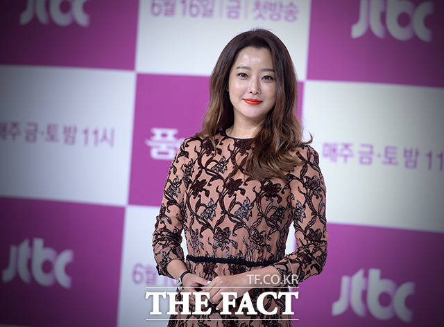지난 6월 열린 JTBC 드라마 품위있는 그녀 제작발표회에 김희선이 참석해 포즈를 취하고 있다. /임세준 기자