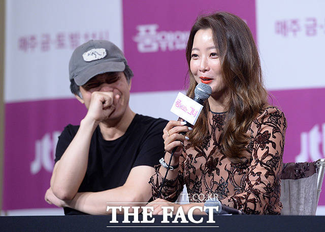JTBC 드라마 품위있는 그녀 제작발표회에 참석한 김희선이 기자들의 질문에 답하고 있다.