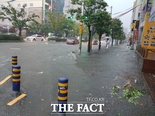 11일 부산 지역에 내린 폭우로 부산시 연산구 부산지하철 연산역 인근 도로가 물에 잠겼다. /독자 제공