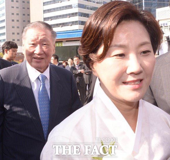 정부가 일감 몰아주기 규제 강화 방침을 밝히고 있는 가운데 현대차그룹의 광고 대행 계열사인 이노션은 경영권 유지를 위해 M&A와 독립경영으로 정부의 규제에서 벗어날 것으로 보인다. 이노션 대주주는 정성이(오른쪽) 고문으로 정몽구 현대차그룹 회장의 맏딸이다. /문병희 기자