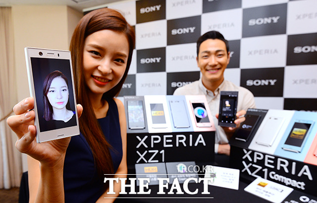 소니코리아가 12일 오전 서울 중구 롯데호텔에서 스마트폰 엑스페리아 XZ1 과 엑스페리아 XZ1컴팩트를 선보이고 있다./남용희 기자