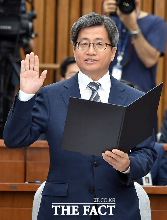 김명수 대법원장 후보자가 12일 오전 서울 여의도 국회에서 열린 인사청문회에 출석해 선서를 하고 있다.