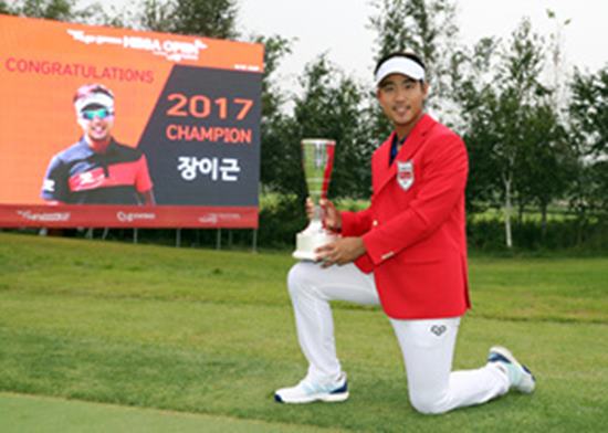 장이근이 KPGA 투어 티업 지스윙 메가 오픈에서 우승컵을 들고 포즈를 취했다. /KPGA 제공